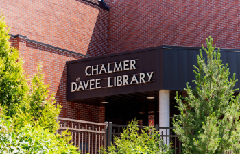 Entrance to the Davee Chalmer Library